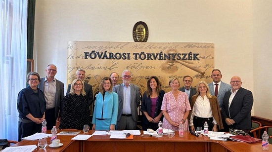 Slika na kojoj se prikazuje odijevanje, čovjek, zid, osoba

Opis je automatski generiran